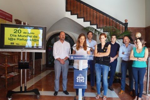 Orihuela conmemora el Día Mundial de las Personas Refugiadas con una pancarta y la lectura de un manifiesto, además de otras actividades