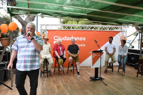 Ciudadanos repasa su gestión en el litoral oriolano con el candidato a la Alcaldía de Orihuela, José Aix, y la actual concejala de Playas, Luisa Boné