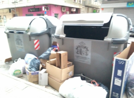 La Concejalía de Limpieza Viaria y Residuos Sólidos Urbanos de Orihuela pide colaboración ciudadana para que no depositen las bolsas de basura fuera de los contenedores por miedo al contagio del coronavirus
