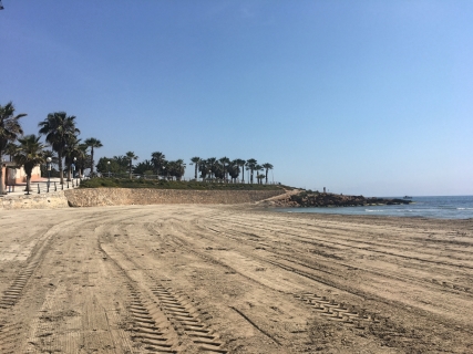 La Concejalía de Playas de Orihuela abrirá hoy, lunes 1 de junio, los 11 arenales de la costa oriolana para el baño y uso recreativo con restricciones de obligado cumplimiento