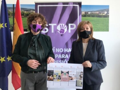La concejala de Igualdad, Nuria Andreu, y la alcaldesa Teresa Belmonte presentan los actos./TCVB Bigastro, evento: Presentación de la página web sobre fiestas no sexistas, dentro de los actos del Día Internacional Contra la Violencia de Género