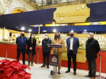 El alcalde de Orihuela, la edil de Festividades, el concejal de Sanidad, el director del Museo de Arte Sacro y representantes de la familia Hernández Cabrera inauguran el Belén Municipal 2020./GM Orihuela, evento cultural: Visitas al Belén Municipal con más de 2.000 figuras y nuevos escenarios, elaborado por la familia belenista Hernández Cabrera