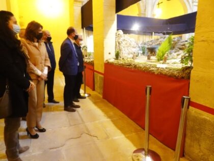 Tras la inauguración, hacen un recorrido dándole la vuelta al Belén Municipal./GM Orihuela, evento cultural: Visitas al Belén Municipal con más de 2.000 figuras y nuevos escenarios, elaborado por la familia belenista Hernández Cabrera