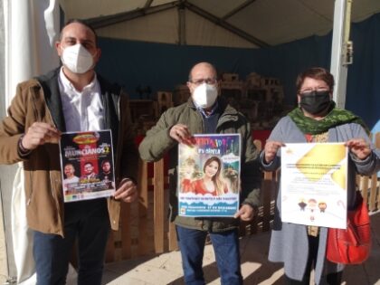 El alcalde de San Fulgencio, el edil de Cultura y la concejala de Fiestas presentan los actos navideños./GM San Fulgencio, evento 'on line': Videollamadas de los Reyes Magos a los más pequeños, dentro de los actos de Navidad del Ayuntamiento