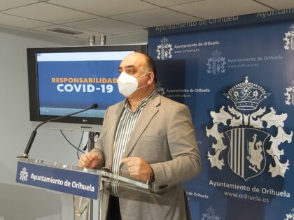 El edil de Emergencias, Víctor Valeverde, anuncia la campaña./TCVB El Ayuntamiento pone en marcha en redes sociales una campaña de concienciación para apelar a la responsabilidad de la ciudadanía en relación a la COVID-19 con personas representativas