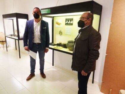 El edil de Cultura, David Vives, y el alcalde de San Fulgencio, José Sempere, muestran el Museo Arqueológico./GM El Museo Arqueológico municipal reabrirá sus puertas el próximo lunes 1 de febrero con piezas y hallazgos de sus yacimientos locales