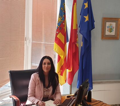 La concejala de Bienestar Social, Almudena Baldó./TCVB La Concejalía de Bienestar Social ofrecerá a los centros de mayores oriolanos un nuevo servicio de atención socio sanitaria, conserjería y desarrollo de talleres gestionado por otra empresa