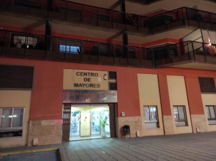 El Centro de Mayores 'Virgen de Monserrate', en el centro urbano oriolano./EH La Concejalía de Bienestar Social ofrecerá a los centros de mayores oriolanos un nuevo servicio de atención socio sanitaria, conserjería y desarrollo de talleres gestionado por otra empresa