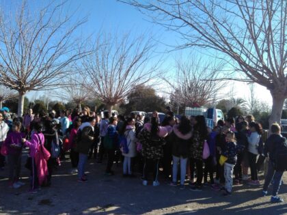 Más de un centenar de escolares realizan el año pasado 2020 la plantación de árboles en el parque del soto del río Segura./TCVB Almoradí, evento: Inicio de la campaña 'Planta un árbol, siembra vida', organizada por la Concejalía de Medio Ambiente, con la colaboración de la de Comercio y la Asociación de Comerciantes