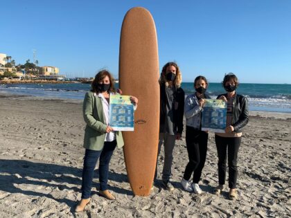 Las ediles de Juventud y Playas, Mar Ezcurra y Luisa Boné, muestran las actividades de este año./TCVB Orihuela Costa, evento: Actividad de paddle surf, dentro de la V The Winter Beach, organizada por las concejalías de Playas y Juventud