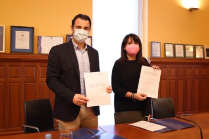 El alcalde de Torrevieja y diputado provincial, Eduardo Dolón, y la vicepresidenta y diputada de Cultura de la Diputación, Julia Parra, firman el convenio de colaboración para que esta muestra se exponga en la sala 'Vista Alegre' hasta el mes de mayo./TCVB Torrevieja, evento cultural: Inauguración de la exposición del MARQ 'Guardianes de piedra. Los castillos de Alicante', organizada por el Ayuntamiento y la Diputación de Alicante