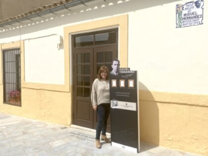 La edil Mar Ezcurra, delante de uno de los tótems en la Casa Museo Miguel Hernández./TCVB Orihuela, evento cultural: Campaña 'Poesía para llevar' mediante tótems expendedores, dentro del programa de la Primavera Hernandiana 2021 de la Concejalía de Cultura