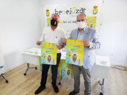 El concejal de Comercio, Manuel Parra, y el alcalde del municipio, Miguel López, presentan la campaña./GM Benejúzar, evento: Campaña 'Rasca y gana 2021' con la que las compras puedan salir gratis y ganar premios en metálico en sorteos, organizada por la Concejalía de Comercio