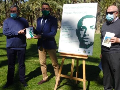 El concejal de Medio Ambiente, Dámaso Aparicio, el escritor Miguel Ruiz y el director de la Fundación Cultural Miguel Hernández, Aitor Larrabide, en la inauguración de la exposición 'El Palmeral de Orihuela, a la luz de la poesía de Miguel Hernández'./GM Orihuela, evento cultural: Inscripción a las visitas guiadas al Centro de Interpretación del Palmeral y al Palmeral para celebrar el Día Mundial del Medio Ambiente, organizada por la Concejalía de Medio Ambiente