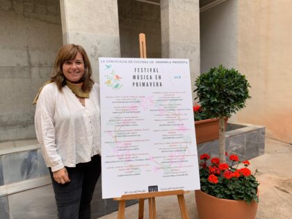La edil de Cultura, Mar Ezcurra./TCVB Orihuela, evento cultural: Concierto 'Música hispano cubana', por la Orquesta Ciudad de Orihuela (OCO), dentro del Festival 'Música en Primavera' de la Concejalía de Cultura