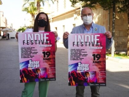 El alcalde de Benejúzar, Miguel López, y la concejala de Fiestas, Rosa García, presentan el Festival de música indie./GM Benejúzar, evento cultural: Venta de entradas para el Festival Indie con 'Sr. Aliaga' y dj Toño, organizado por la Concejalía de Fiestas y Globalplay, dentro de las fiestas patronales de la Virgen del Rosario y de Moros y Cristianos