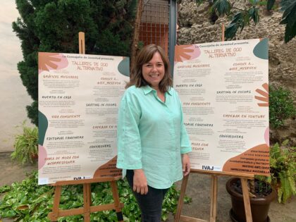 La edil de Juventud, Mar Ezcurra, con el cartel de los talleres de ocio alternativo en la Casa de la Juventud./TCVB Orihuela, evento: Inscripción gratuita al programa de talleres de ocio alternativo para jóvenes de la Concejalía de Juventud