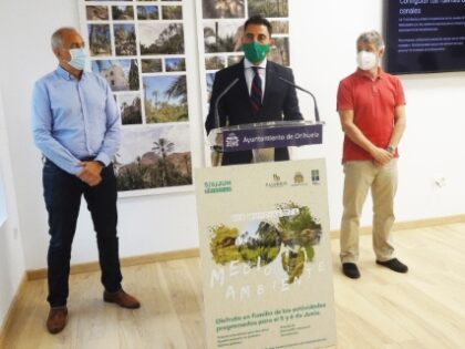 El concejal de Medio Ambiente, Dámaso Aparici; el edil de Comercio y Deportes, Víctor Bernabéu; y José Vegara, presidente de la Asociación de Fiestas de Moros y Cristianos 'santas Justa y Rufina'./GM Orihuela, evento cultural: Inscripción para el concierto-tributo al mítico grupo 'El último de la fila', dentro de los actos del Día Mundial del Medio Ambiente organizados por la Concejalía de Medio Ambiente
