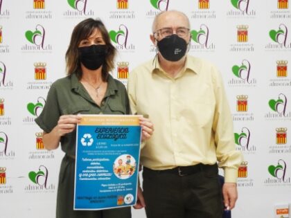La edil de Fomento, Carmen Berná, y el concejal de Medio Ambiente, José Antonio Latorre, presentaron la jornada con actividades relacionadas con el medio ambiente./GM Almoradí, evento cultural: Inscripción a los talleres participativos, debates, manualidades, contenidos didácticos y cuentacuentos interactivos con experiencia ecológica en la XI Jornada Medioambiental, dentro de las actividades del 'Mercado animado', organizadas por el Ayuntamiento