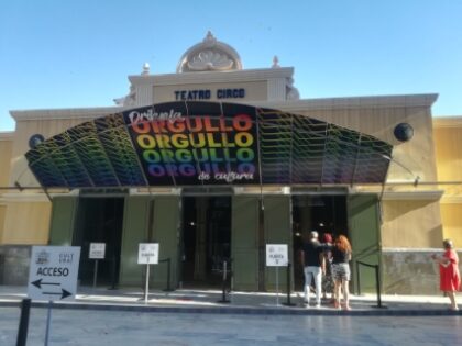 También en la entrada del Teatro Circo 'Atanasio Die' se ha instalado el 'Orgullo de cultura'./GM Orihuela, evento cultural: Exposición 'Referentes históricos lésbicos', sobre la orientación sexual de 17 mujeres importantes en la historia, organizada por la Concejalía de Participación Ciudadana