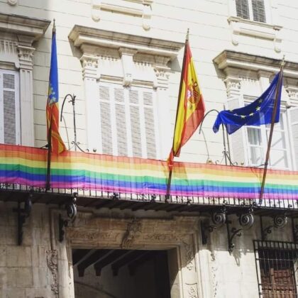 La bandera oficial del orgullo se ha colocado en el balcón del Ayuntamiento./TCVB Orihuela, evento cultural: Exposición 'Referentes históricos lésbicos', sobre la orientación sexual de 17 mujeres importantes en la historia, organizada por la Concejalía de Participación Ciudadana
