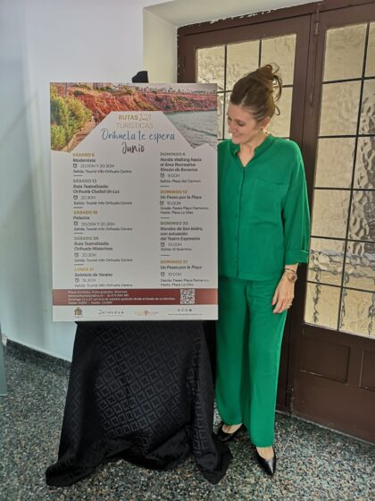 La edil de Turismo, Mariola Rocamora, con el programa de rutas turísticas de junio./TCVB Orihuela, evento: Inscripción a las rutas turísticas guiadas y gratuitas de junio 2021 'Orihuela te espera', organizadas por la Concejalía de Turismo y Festividades