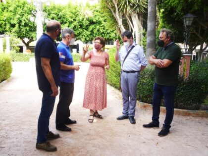 El presidente y vicepresidente de la Junta Central de Moros y Cristianos, Pepe Vegara y Manolo Ortuño, respectivamente; la directora del grupo de teatro 'Expresión', Manoli García; el compositor Paco Mora y el director de la agrupación musical de Los Montesinos, José Vicente Pérez, han explicado los actos./GM La Asociación de Moros y Cristianos estrena la 'suite' festera 'La Armengola' en concierto y la puesta en escena de la obra de teatro del oriolano Atanasio Die, 'La puerta de la traición', en un nuevo montaje