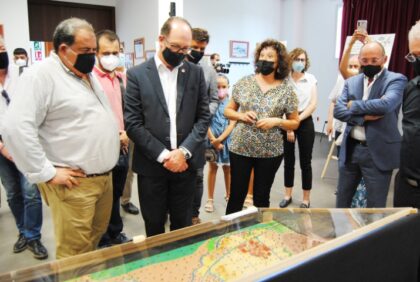 La exposición sobre el hecho histórico contiene paneles explicativos y una maqueta del hecho./GM Gran éxito de público en el día grande de los actos programados para conmemorar el V Centenario de la Batalla de Bonanza