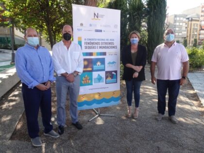 El alcalde de Orihuela, Emilio Bascuñana; la diputada de Ciclo Hídrico de la Diputación de Alicante, Ana Serna; el director técnico del congreso y director del Instituto del Agua y de la Ciencias Ambientales de la Universidad de Alicante, Joaquín Melgarejo; y el concejal de Agricultura, Víctor Valverde./GM Los fenómenos extremos de la sequía y de las inundaciones se tratarán en el III Congreso Nacional del Agua