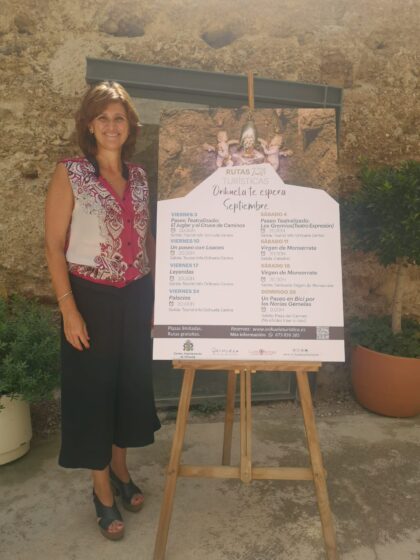 La edil de Turismo y Festividades, Mariola Rocamora, muestra el cartel del programa de las rutas turísticas de septiembre 2021./TCVB Orihuela, evento: Inscripción para las rutas turísticas de septiembre 2021 'Orihuela te espera', organizadas por la Concejalía de Turismo y Festividades