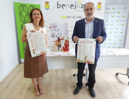 La edil de Cultura, Rosa García, y el alcalde Miguel López presentan un amplio programa cultural hasta diciembre./GM La Concejalía de Cultura ofrece más de una treintena de actividades para todas las edades en el 'Otoño Cultural'