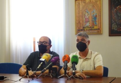 El presidente y el vicepresidente de la Asociación de Fiestas de Moros y Cristianos 'Santas Justa y Rufina', José Vegara y Manolo Ortuño, respectivamente, presentan los actos con motivo de la asamblea nacional, dentro de los actos de la asamblea nacional de la Unión Nacional de Entidades Festeras de Moros y Cristianos (UNDEF)./GM Orihuela, evento: Rutas turísticas por la ciudad durante la asamblea nacional para acompañantes e interesados, dentro de los actos de la asamblea nacional de la Unión Nacional de Entidades Festeras de Moros y Cristianos (UNDEF)