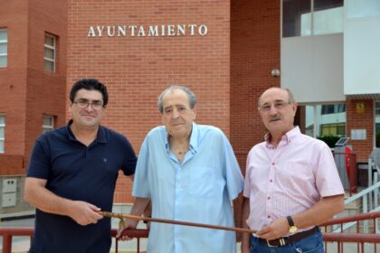 Los últimos tres alcaldes de Rojales: Antonio Martínez García, Antonio Martínez Cánovas y Antonio Pérez García./TCVB Rojales, evento cultural: Presentación del libro de historia 'Rojales. Memoria de su gobierno municipal desde 1773 hasta la actualidad', de la autora rojaleña Isabel Berná Vidal, dentro de la programación de octubre de la Concejalía de Cultura