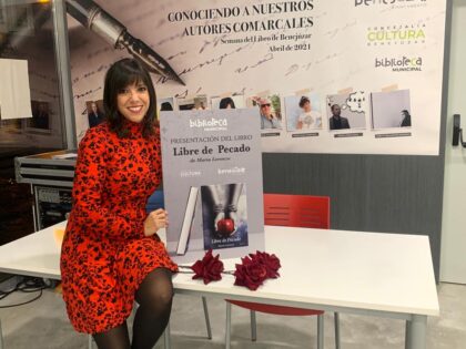 María Lorenzo, autora del poemario presentado./TCVB La biblioteca municipal acoge una tarde de poesía con el libro 'Libre de pecado' de la almoradidense María Lorenzo