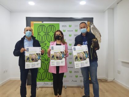 La alcaldesa Rosa García presenta todos los actos progamados sobre las aves./TCVB El municipio, de la mano de la Concejalía de Cultura, celebra el Día Mundial de la Cetrería con multitud de acciones para todos los públicos que descubrirán las curiosidades de las aves y rapaces
