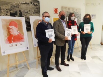El concejal de Patrimonio Histórico, Rafael Almagro; el director de la revista, Emilio Diz; la arqueóloga municipal, Mari Carmen Sánchez, y la coordinadora de los actos, Leticia Pertegal, en la exposición del hecho histórico con las láminas de Ortuño./GM La Concejalía de Patrimonio Histórico edita el número 3 de la revista 'Aurariola' con un monográfico del 'V Centenario de la Batalla de Bonanza'