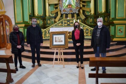 La alcaldesa Rosa García, el párroco del Santuario Nuestra Señora del Pilar, Pedro Juárez; la presidenta de la Hermandad de la Virgen del Pilar, Isabel Sánchez López; y el artista Javier García Casas muestran este primer grabado./TCVB El Ayuntamiento solicitará la declaración de la romería en honor a la Virgen del Pilar como Fiesta de Interés Turístico Autonómico