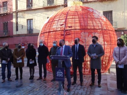 Orihuela costa, evento: ‘Photocall’ de la bola azul, dentro de la programación de actos navideños 2021 con la campaña ‘Vuelve la ilusión, vuelve la Navidad’ del Ayuntamiento