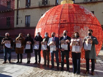 Orihuela, evento: ‘Photocall’ de la bola roja, dentro de la programación de actos navideños 2021 con la campaña ‘Vuelve la ilusión, vuelve la Navidad’ del Ayuntamiento