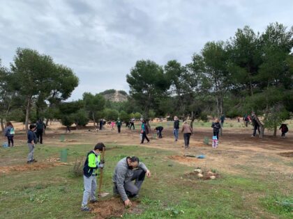 La localidad lleva a cabo una plantación de árboles para reforestar el paraje del Santuario de la Pilarica