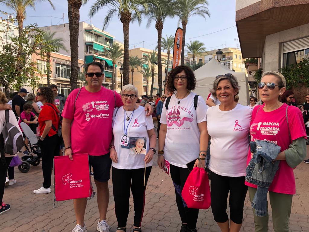 Más de 500 personas tiñen de rosa las calles contra el cáncer