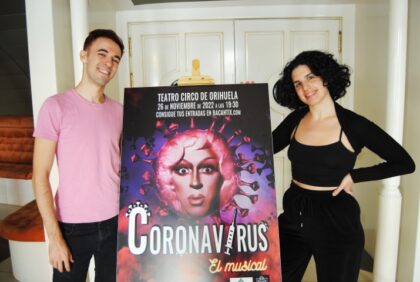 Pedro Llaudes, junto con la actriz protagonista de 'Coronavirus', Iris Chavanel./GM Pedro Llaudes, director y actor del musical 'Coronavirus': "En mis obras intento llegar a los límites, habrá mucho humor pero siempre tratado con todo respeto''