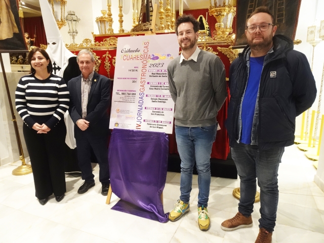 Las IV Jornadas Gastronómicas de Cuaresma vuelven a llevar los platos típicos de este período del año los días 24 de febrero y 3, 10, 24 y 31 de marzo. A la presentación de esta actividad, organizada por la Junta Mayor de Cofradías, Hermandades y Mayordomías de Semana Santa han acudido el presidente de esta entidad, Pepe Sáez Sironi; el concejal de Festividades, Antonio Sánchez, y la concejala de Turismo, María García, puesto que el Ayuntamiento ha colaborado en su organización. Pepe Sáez ha explicado que las jornadas se celebrarán “en lugares icónicos de Orihuela”, como el Seminario de San Miguel , los conventos de El Carmen y Las Salesas, el colegio Santo Domingo y el convento de San Francisco. “Los sentidos del olfato y el gusto nos trasladarán a los hogares donde se celebraba la Cuaresma respetando la vigilia con platos de cuchara”, ha dicho, al tiempo que ha detallado que, antes de la comida, se ofrecerán pequeñas actividades culturales, como conciertos o explicaciones acerca del edificio que acoja la jornada ese día. Por su parte, el concejal de Festividades ha considerado que “estas iniciativas promocionan y dan más difusión a nuestra Semana Santa” y ha animado a los vecinos del municipio y los de localidades cercana “a disfrutar de la Semana Santa de una manera diferente a través de la gastronomía”. La concejala de Turismo ha indicado que esta actividades “es un reclamo para que la gente venga a disfrutar antes de la Semana Santa” y ha señalado que permiten “disfrutar de la gastronomía y de la experiencia de conocer un lugar que, de otra manera, no sería accesible”. “Estas jornadas despiertan otro de los sentidos importantes dentro de la Semana Santa, la cual también se vive muy intensamente en los restaurantes del municipio”, ha apuntado María García. Los interesados en acudir a las IV Jornadas Gastronómicas de Cuaresma pueden obtener más información y realizar sus reservas a través del teléfono 966744089 de martes a sábado en horario de 10 horas a 14 horas y de 16 horas a 19 horas y, los domingos, de 10 horas a 14 horas. También pueden escribir a la dirección de correo electrónico reservas@semanasantaorihuela.com.