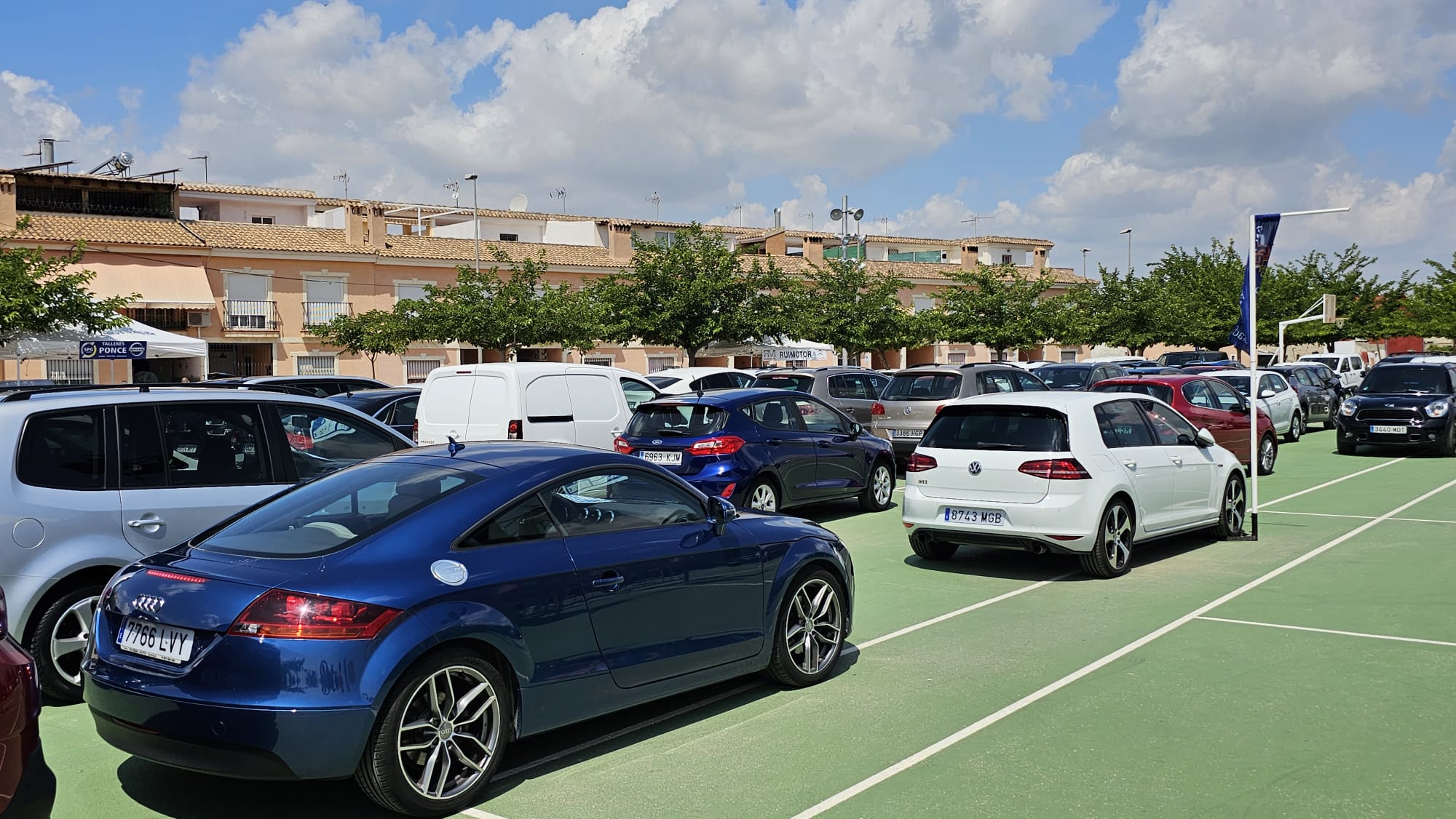 La Feria del Automóvil de Ocasión expone 400 vehículos en Almoradí