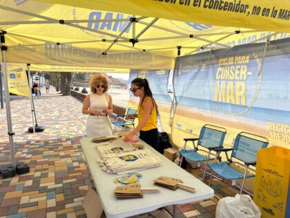 La campaña 'Reciclar para ConserMar' ha estado en la playa La Glea de Campoamor informando de los beneficios del reciclaje para el medio ambiente
