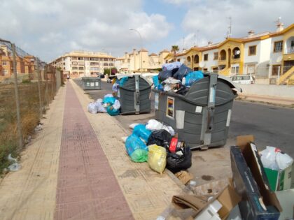 Orihuela refuerza el servicio de recogida de residuos y limpieza viaria en su zona costera Orihuela refuerza el servicio de recogida de residuos y limpieza viaria en su zona costera