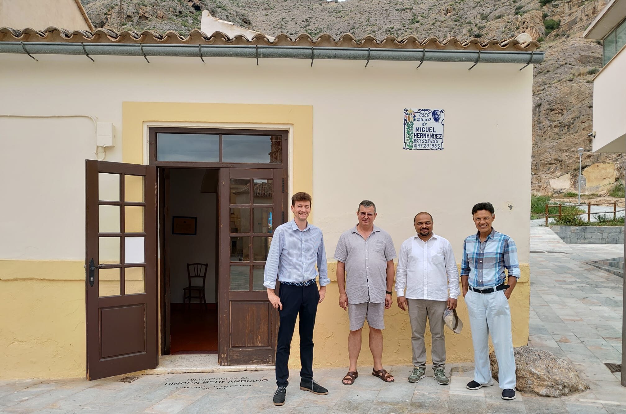 El profesor indio Subhas Yadav y el escritor colombiano Gustavo Forero visitan la casa museo de Miguel Hernández y otros lugares hernandianos de Orihuela