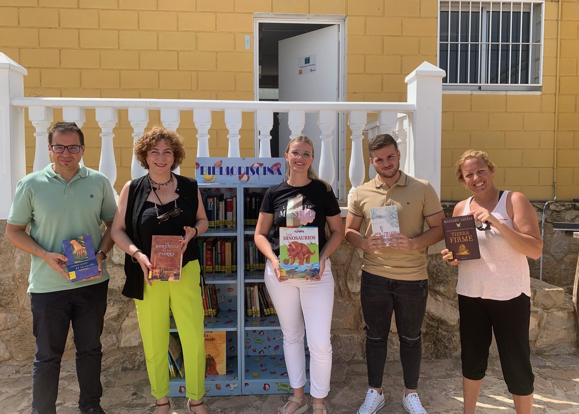 La Concejalía de Cultura ofrece el servicio de Bibliopiscina en la zona de ocio de La Pedrera