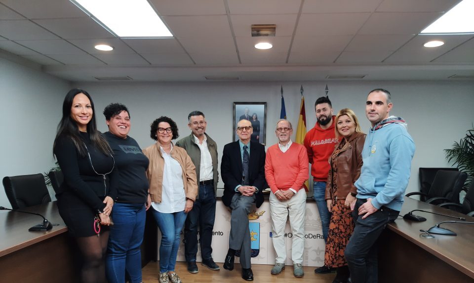 El escritor valenciano y Premio Nacional de Poesía, Guillermo Carnero, visita el Ayuntamiento de Rafal