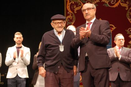 Rojales entrega las primeras tres medallas de honor de su historia al Juzgado de Aguas, Club Deportivo 'Thader' y Banda de Música 'La Lira'